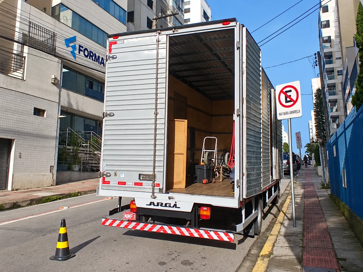 Caminhão aberto com móveis e equipamentos de mudança