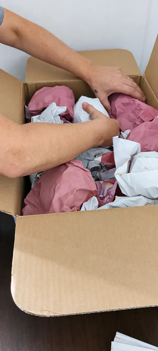Objetos embalados com papel e acomodados em uma caixa
