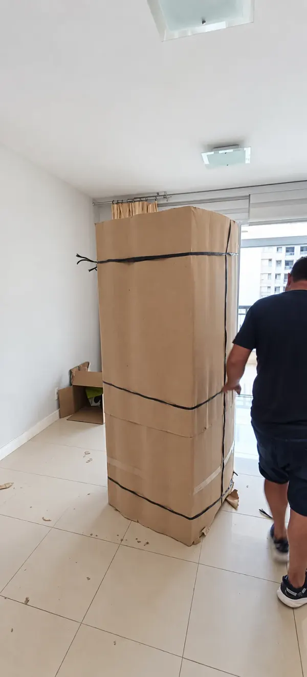 Volume grande protegido com papelão e cintas